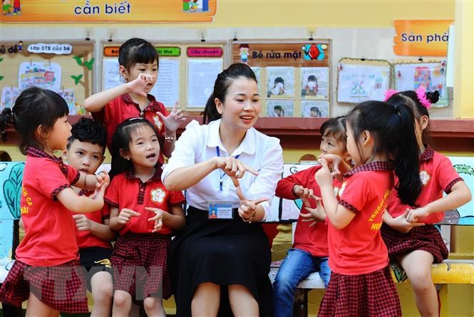 Để trở thành một Giáo viên mầm non, bạn cần có sự chuẩn bị kỹ lưỡng về học vấn, chứng chỉ và phẩm chất cá nhân