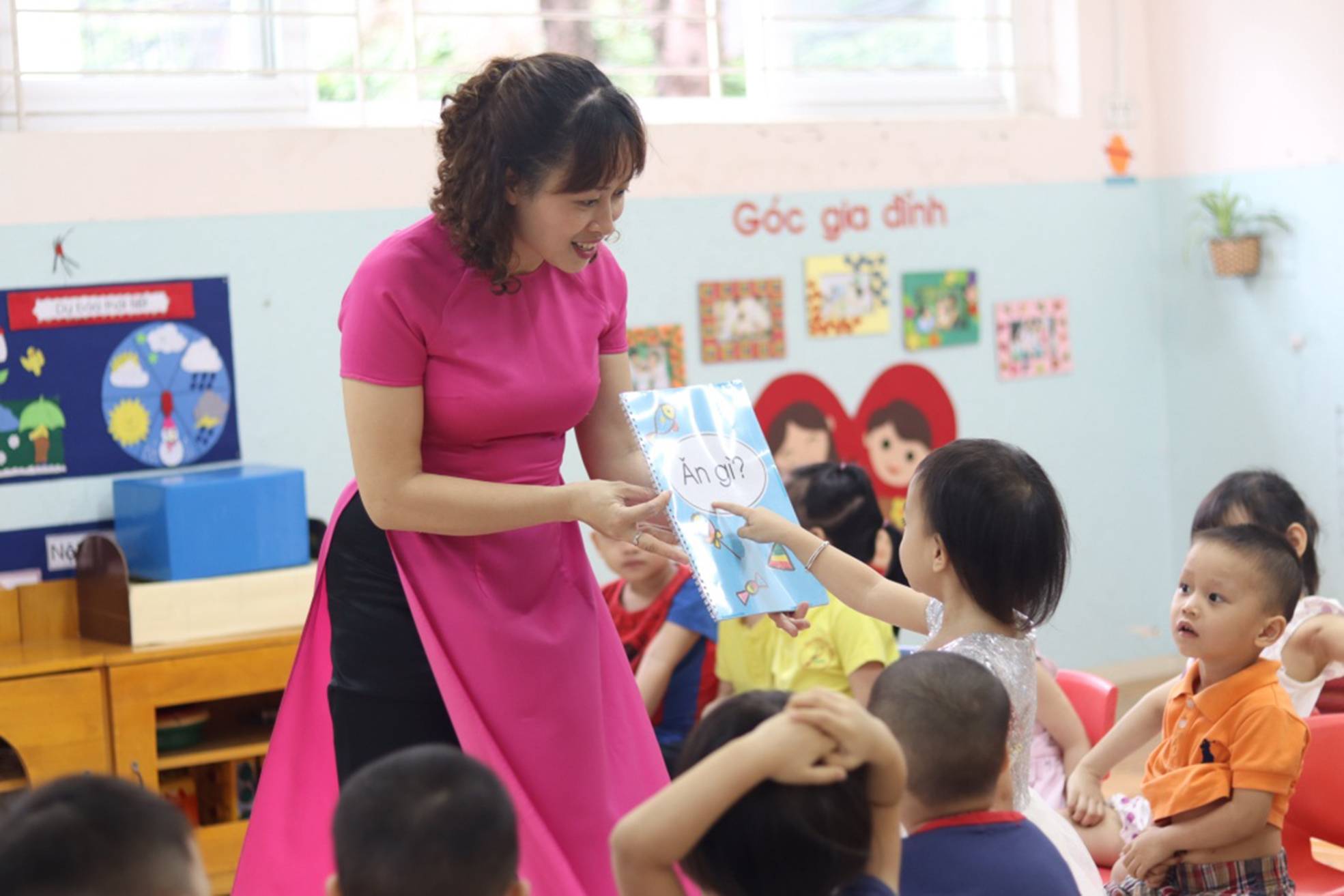 Giáo viên mầm non thường được gọi là cô nuôi dạy trẻ